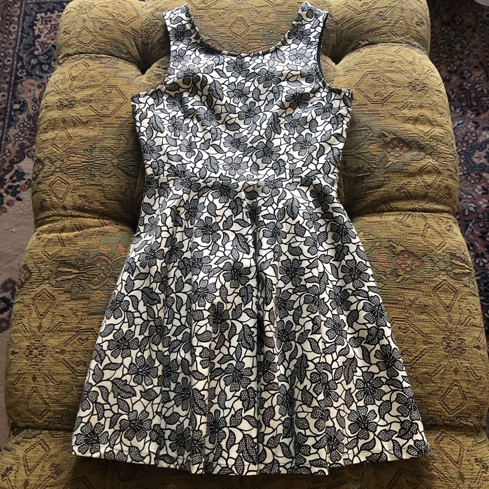 Under Skies Dress Size Small Black White Lace Look